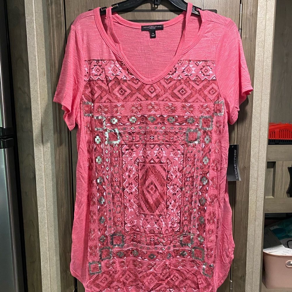 *NWT* Signature Studio Women’s Plus Size 1X Pink & Metallic Design Shirt